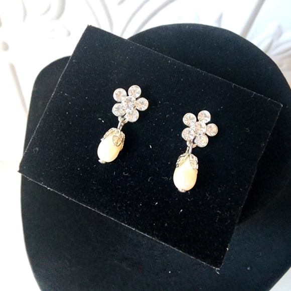 3 for $15 - Vintage Avon- Silvertone Faux Pearl Drop Clip Earrings - Picture 2 of 6